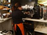 Una camarera trabajando en una cafeter&iacute;a.