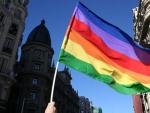 Una bandera arco&iacute;ris, s&iacute;mbolo del colectivo LGTB, ondeando en Madrid.