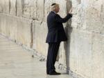 El presidente estadounidense Donald Trump reza frente al Muro de las Lamentaciones, durante su visita a este lugar sagrado del juda&iacute;smo en Jerusal&eacute;n (Israel).