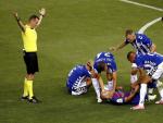 El defensa argentino del FC Barcelona Javier Mascherano en el suelo tras un choque de cabeza con Marcos Llorente (2i).