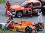 El piloto espa&ntilde;ol Fernando Alonso, de Andretti Autosport, abandona su coche tras una aver&iacute;a t&eacute;cnica cuando faltaban 21 vueltas para el final de la 101 edici&oacute;n de las 500 Millas de Indian&aacute;polis.