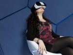 Una joven ve un corto animado en 360 grados con una gafas de realidad virtual.