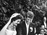 John F. Kennedy (d) junto a Jacqueline Bouvier Kennedy, mientras cortan la tarta nupcial, en Newport, Rhode Island (EE UU), el 12 de septiembre de 1953.