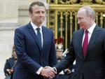 El presidente ruso, Vladimir Putin, recibido por Emmanuel Macron en el Palacio de Versalles.