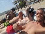 El jugador del Deportivo Alav&eacute;s, Theo Hern&aacute;ndez, en una playa de Marbella junto a sus compa&ntilde;eros Carlos Vigaray, Alexis Ruano y Sergio Castillo.