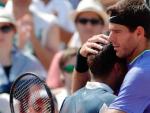 Del Potro abraza a Almagro, que tuvo que abandonar Roland Garros por lesi&oacute;n.