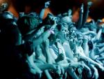 Un grupo de fibers disfrutan de uno de los conciertos de la jornada del domingo en Benic&agrave;ssim.