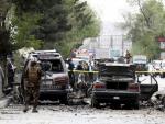 Miembros de las Fuerzas de Seguridad afganas inspeccionan el lugar donde se ha producido un atentado suicida con bomba al paso de un convoy de la misi&oacute;n de la OTAN en Kabul (Afganist&aacute;n).