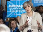 La primera ministra brit&aacute;nica y l&iacute;der del Partido Conservador, Theresa May (c), interviene durante un acto de campa&ntilde;a en el club Thornhill de cricket y bolos en Dewsbury, Reino Unido.
