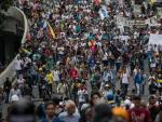 Cientos de opositores venezolanos marcharon este viernes en la capital hacia la sede del canal estatal VTV para pedir a este medio &quot;que diga la verdad&quot; frente a la crisis social y pol&iacute;tica que vive el pa&iacute;s en medio de una ola de protestas que ha dejado 62 muertos y un millar de heridos.