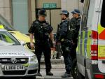 Agentes de la Polic&iacute;a Metropolitana de Londres custodian una estaci&oacute;n de metro despu&eacute;s del atentado que ha acabado con la vida de siete personas.