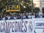 El autob&uacute;s descubierto con los jugadores del Real Madrid, a su llegada a la madrile&ntilde;a plaza de Cibeles para celebrar con los aficionados madridistas el t&iacute;tulo de Champions.