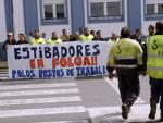 Concentraci&oacute;n de varios estibadores en huelga del puerto de Ferrol, delante del edificio de la autoridad portuaria.