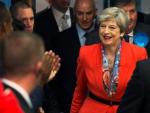 La primera ministra brit&aacute;nica, Theresa May, tras confirmar su reelecci&oacute;n por el distrito electoral de Maidenhead, Reino Unido.