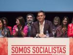 Pedro S&aacute;nchez y Cristina Narbona (dcha, con chaqueta roja) en un acto de la candidatura de S&aacute;nchez antes de las primarias socialistas.