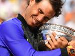Nadal abraza su d&eacute;cimo trofeo de Roland Garros.