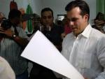 El gobernador puertorrique&ntilde;o, Ricardo Rossell&oacute;, asiste a votar en Guaynabo (Puerto Rico), en el plebiscito no vinculante sobre el estatus jur&iacute;dico de la isla.