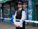 Un polic&iacute;a hace guardia en el barrio de Barking, al este de Londres (Reino Unido).