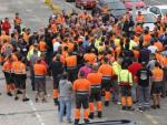 Los estibadores del Puerto de Las Palmas durante la asamblea informativa que celebraron hoy a primera hora de la ma&ntilde;ana, al comienzo de la huelga que se llevar&aacute; a cabo durante 48 horas ininterrumpidas.