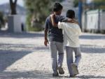 Dos ni&ntilde;os refugiados caminan en el campo de Kara Tepe, en la isla griega de Lesbos.