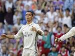 Los delanteros del Real Madrid, &Aacute;lvaro Morata (d) y Cristiano Ronaldo (i), reclaman al &aacute;rbitro en una jugada del encuentro frente al Eibar.