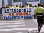 Concentraci&oacute;n de varios estibadores en huelga del puerto de Ferrol, delante del edificio de la autoridad portuaria.