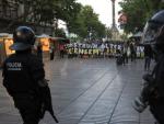 La Polic&iacute;a vigila la marcha en protesta por el desalojo de Can Vies a su paso por las Ramblas de Barcelona.