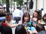 Cristina Narbona atiende a los medios a las puertas de la sede del PSOE.