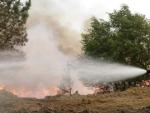Un bombero espa&ntilde;ol combate un incendio en un bosque de Alto do Soeirinho, en el municipio portugu&eacute;s de Pampilhosa da Serra.