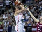Laura Nicholls lanza a canasta en el partido del Eurobasket entre Espa&ntilde;a y Letonia.