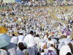 Una multitud de peregrinos musulmanes descansan o rezan en el monte Arafat, o Monte de la Piedad, en el segundo d&iacute;a del hach o peregrinaci&oacute;n isl&aacute;mica en Mina, cerca de La Meca (Arabia Saud&iacute;).