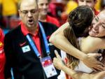 Las jugadoras de la selecci&oacute;n espa&ntilde;ola de baloncesto Laia Palau y Marta Xargay celebran su pase a la final del Eurobasket.