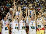 Las jugadoras de la selecci&oacute;n espa&ntilde;ola celebran su victoria en el Eurobasket femenino de la Rep&uacute;blica Checa.