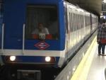Un metro hace su entrada en una estaci&oacute;n del suburbano en Madrid.