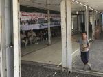 Un ni&ntilde;o desplazado de Mosul espera a recibir la comida en un centro de voluntario en un puesto de control antes de entrar en la ciudad iraqu&iacute;.