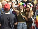 Un grupo de amigas se hace un 'selfie' en las celebraciones del World Pride Madrid 2017.