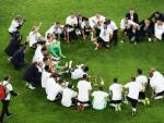 Los jugadores y el cuerpo t&eacute;cnico de Alemania celebran la ConfeCup.