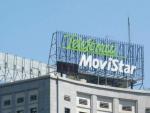 Cartel luminoso de Telef&oacute;nica Movistar, colocado en lo alto de un edificio en el Paseo de la Castellana de Madrid.