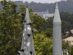 Vista de un misil bal&iacute;stico t&aacute;ctico norcoreano Scud-B (dcha) en el Museo Conmemorativo de la Guerra de Corea, en Se&uacute;l (Corea del Sur).