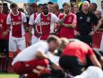 Jugadores y cuerpo t&eacute;cnico del Ajax observan con preocupaci&oacute;n c&oacute;mo el jugador Abdelhak Nouri es atendido tras desmayarse por una arritmia.