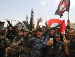 Miembros de la polic&iacute;a federal iraqu&iacute; celebran la liberaci&oacute;n de Mosul de Estado Isl&aacute;mico.