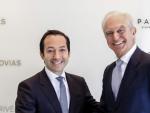 El fundador y hasta ahora &uacute;nico propietario de la Pronovias, Alberto Palatchi (d), estrecha la mano con Jean-Baptiste Wautier (i), de BC Partners.