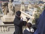 Una mujer ataviada con un niqab se hace una autofoto en el mirador del Museo Nacional de Arte de Catalu&ntilde;a (MNAC), en la monta&ntilde;a de Montju&iuml;c.