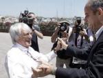 Francisco Camps y Bernie Ecclestone se saludan durante la celebraci&oacute;n de un Gran Premio de Europa en Val&egrave;ncia.