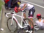 Alberto Contador, comprobando los da&ntilde;os en su bicicleta tras sufrir una ca&iacute;da en la und&eacute;cima etapa del Tour.