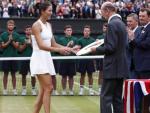 Momento en el que Garbi&ntilde;e Muguruza recoge el trofeo de ganadora de Wimbledon