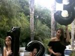 La actriz Jessica Alba, junto a sus dos hijas, anuncia que ser&aacute; madre por tercera vez.