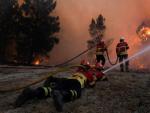 Bomberos tratando de extinguir el fuego en Mangualde (Portugal)