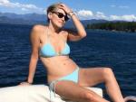 La actriz estadounidense Sharon Stone, tomando el sol en bikini.