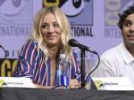 Kaley Cuoco y Kunal Nayyar, en el panel de 'The Big Bang Theory' en la Comic-Con de San Diego 2017.